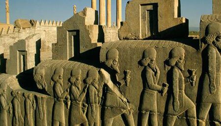 سخن تاریخ و جامعه فرهیخته به گذشته خود توجه میکند