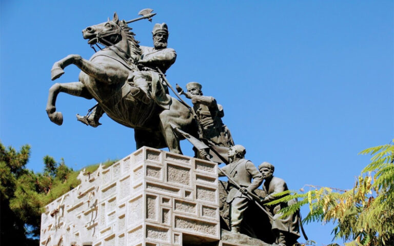 سخن تاریخ و نادر؛ قهرمان فاتح یا ویرانگر ایران؟
